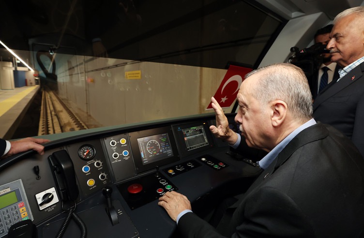 Туркия президенти метро поездини бошқарди