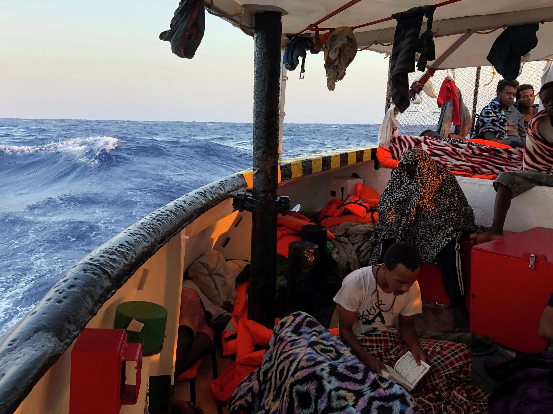 Мигрантлар билан тўла Ocean Viking Тулон қирғоқларида интиқлик билан рухсат кутмоқда