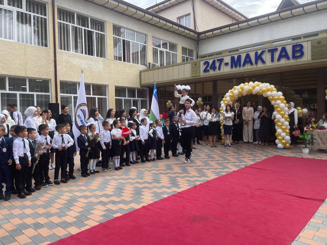 Катта ҳаётга биринчи қадам: ўқув йили бошланди (фоторепортаж)