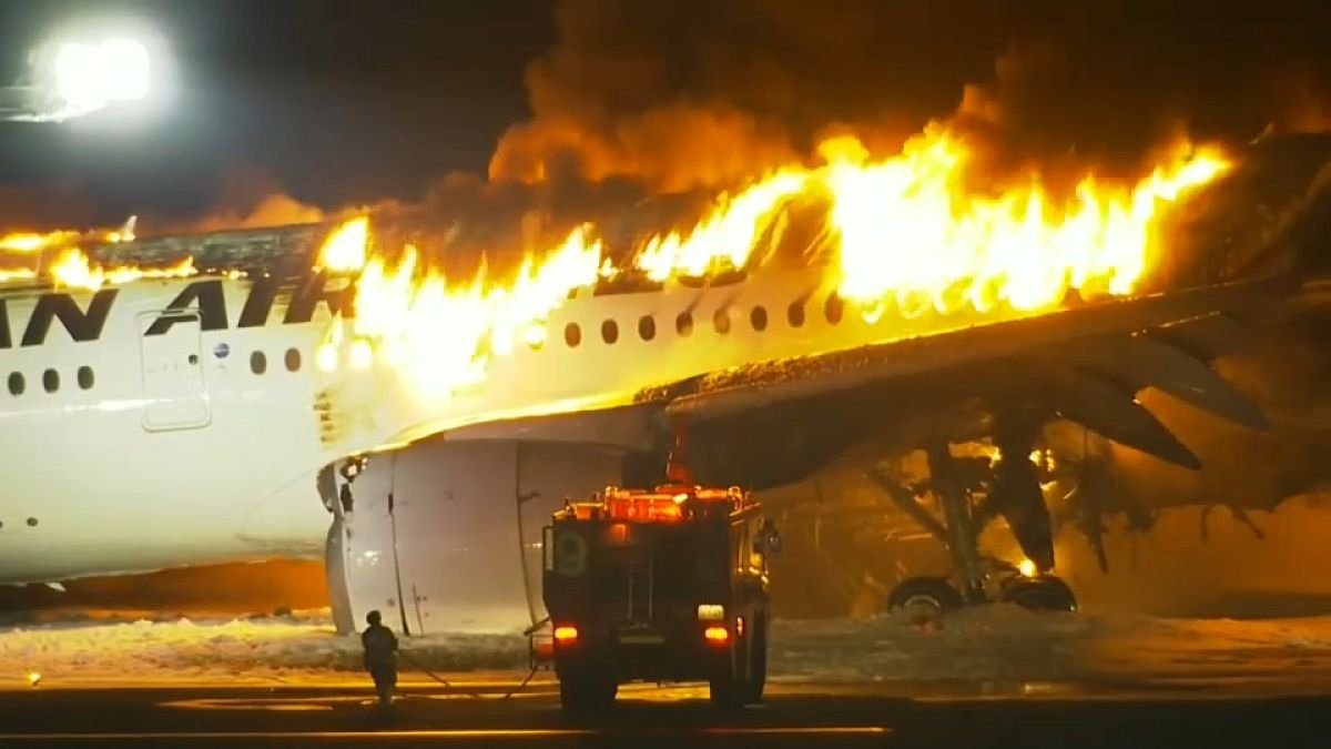 Tokio aeroportidagi aviahalokatdan so’ng barcha uchish-qo’nish yo’laklari yopildi