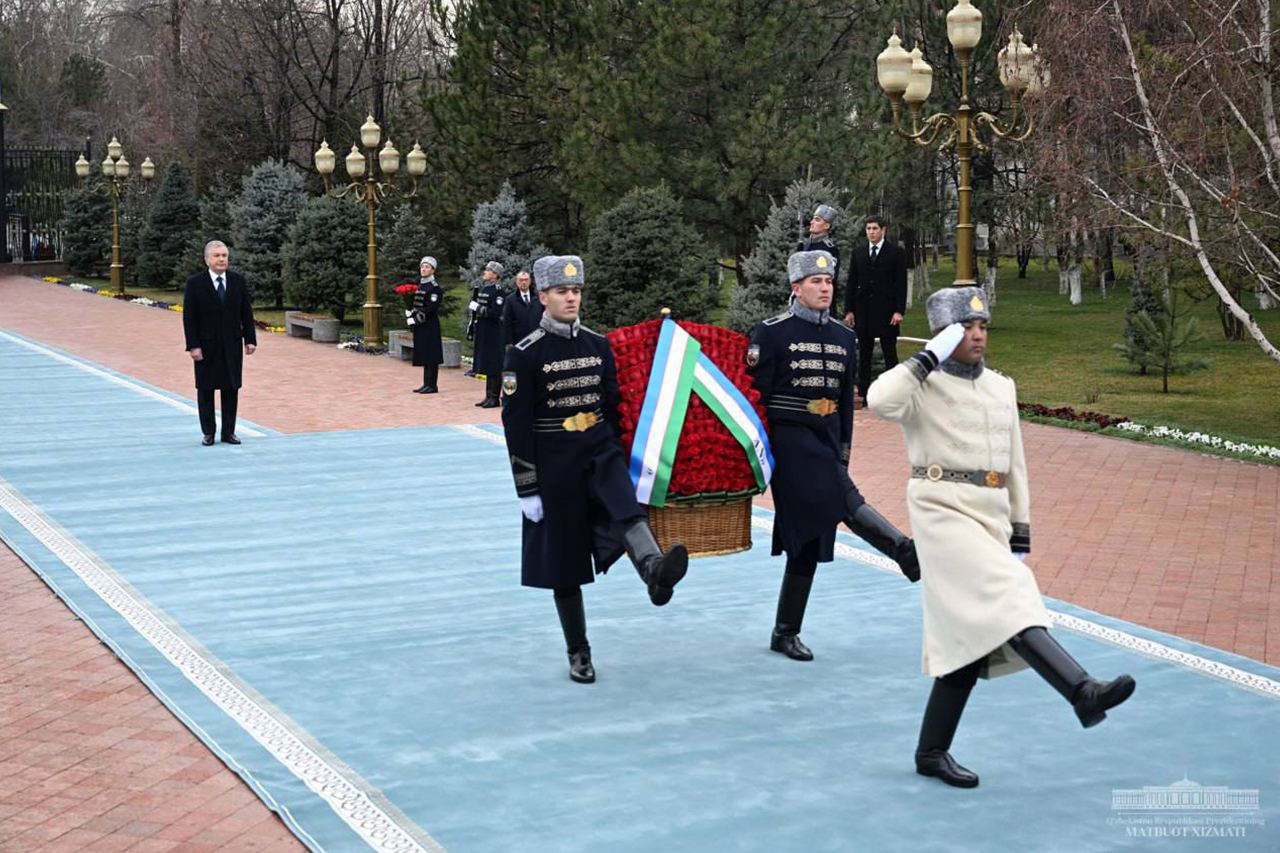 Shavkat Mirziyoyev Islom Karimov haykali poyiga gulchambar qo‘ydi