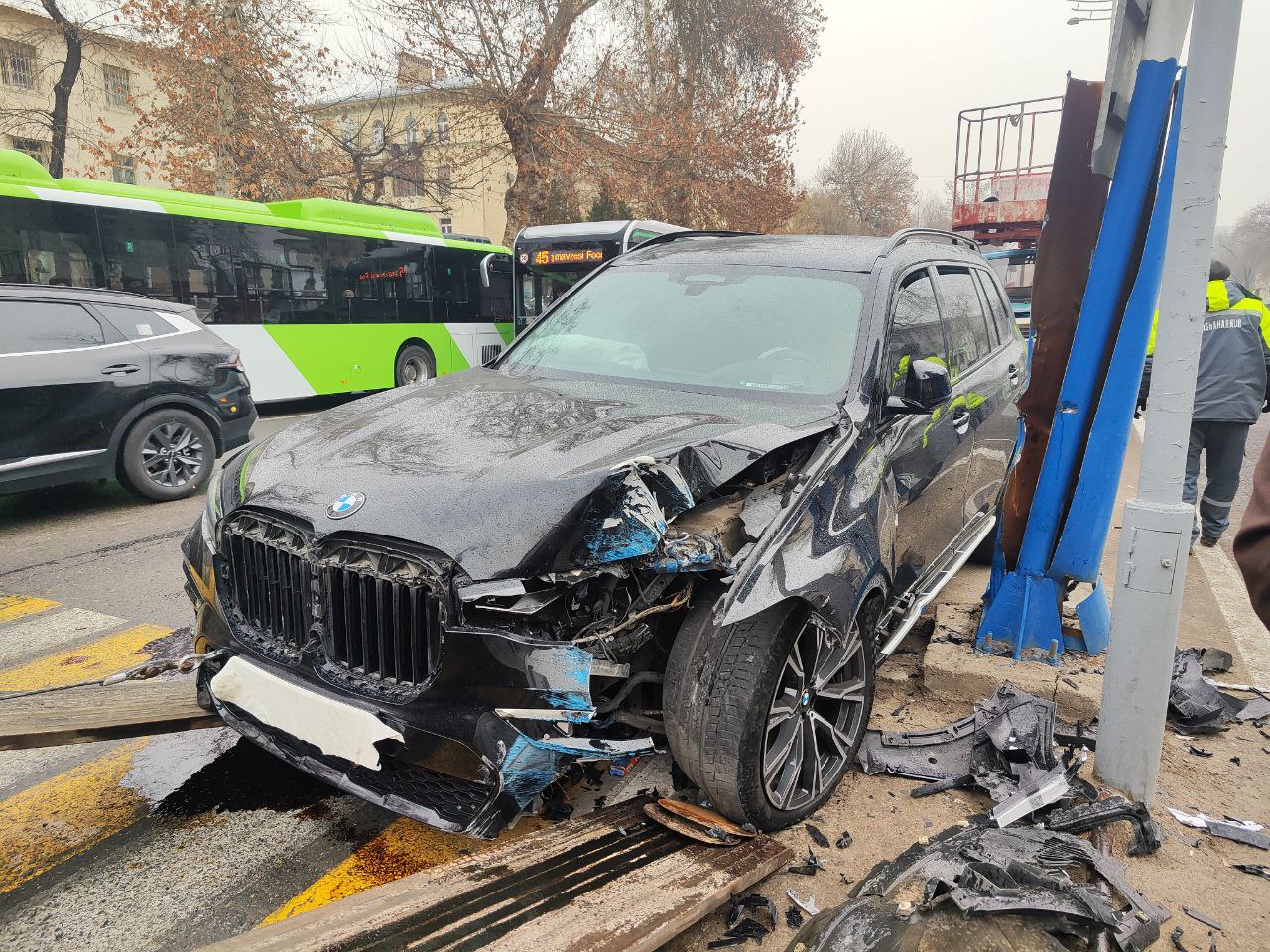 Poytaxtda BMW avtomobili ustunga borib urildi