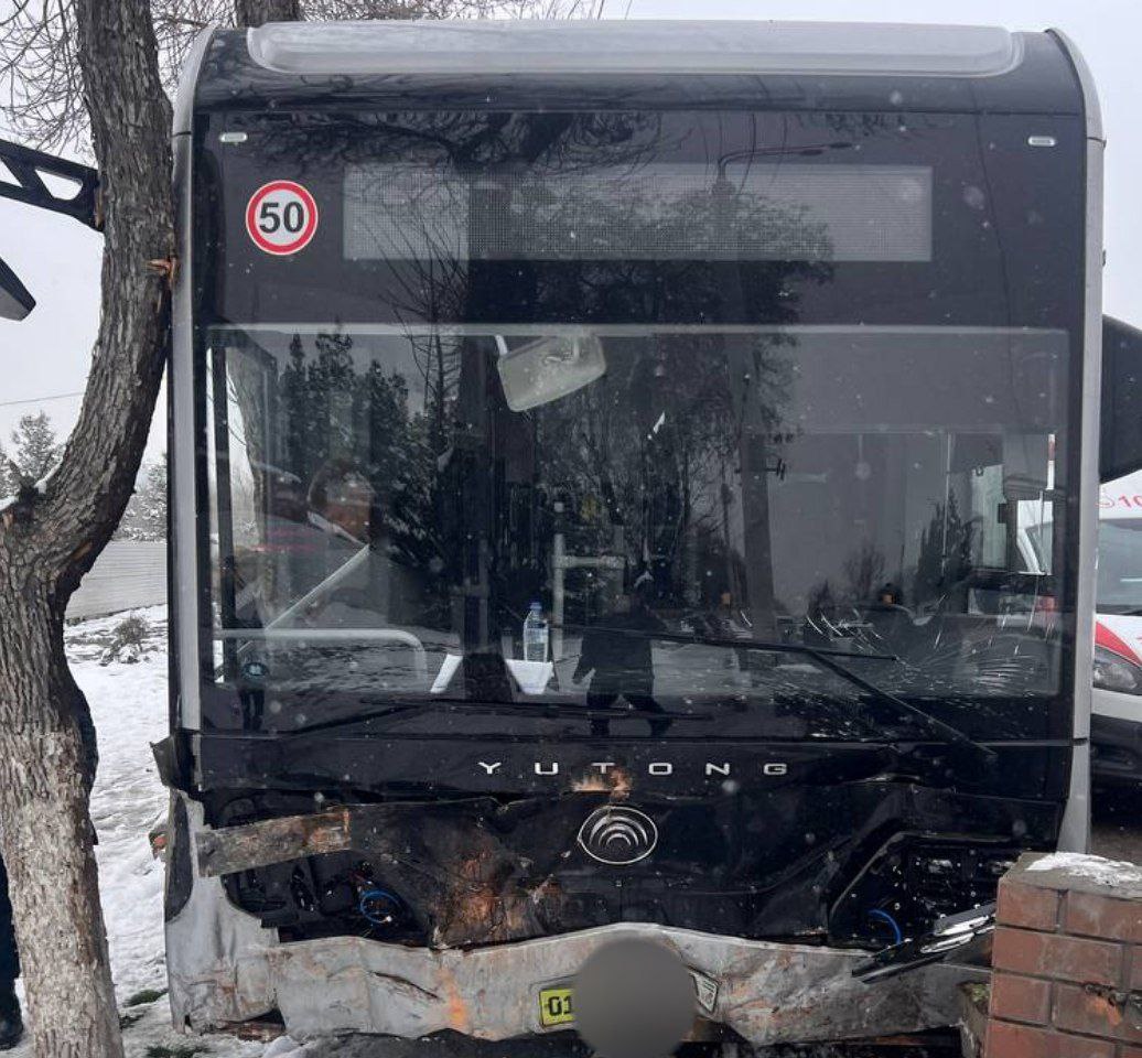 Toshkentda elektrobus yoʻl chetiga chiqib ketib, YTH sodir qildi