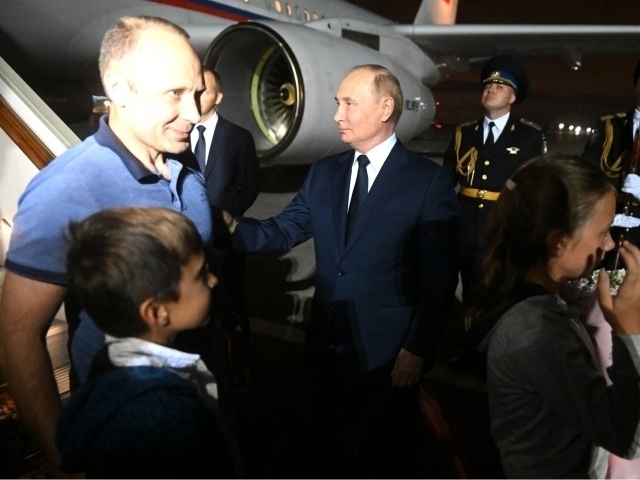 Putin almashilgan mahbuslarni aeroportda shaxsan kutib oldi