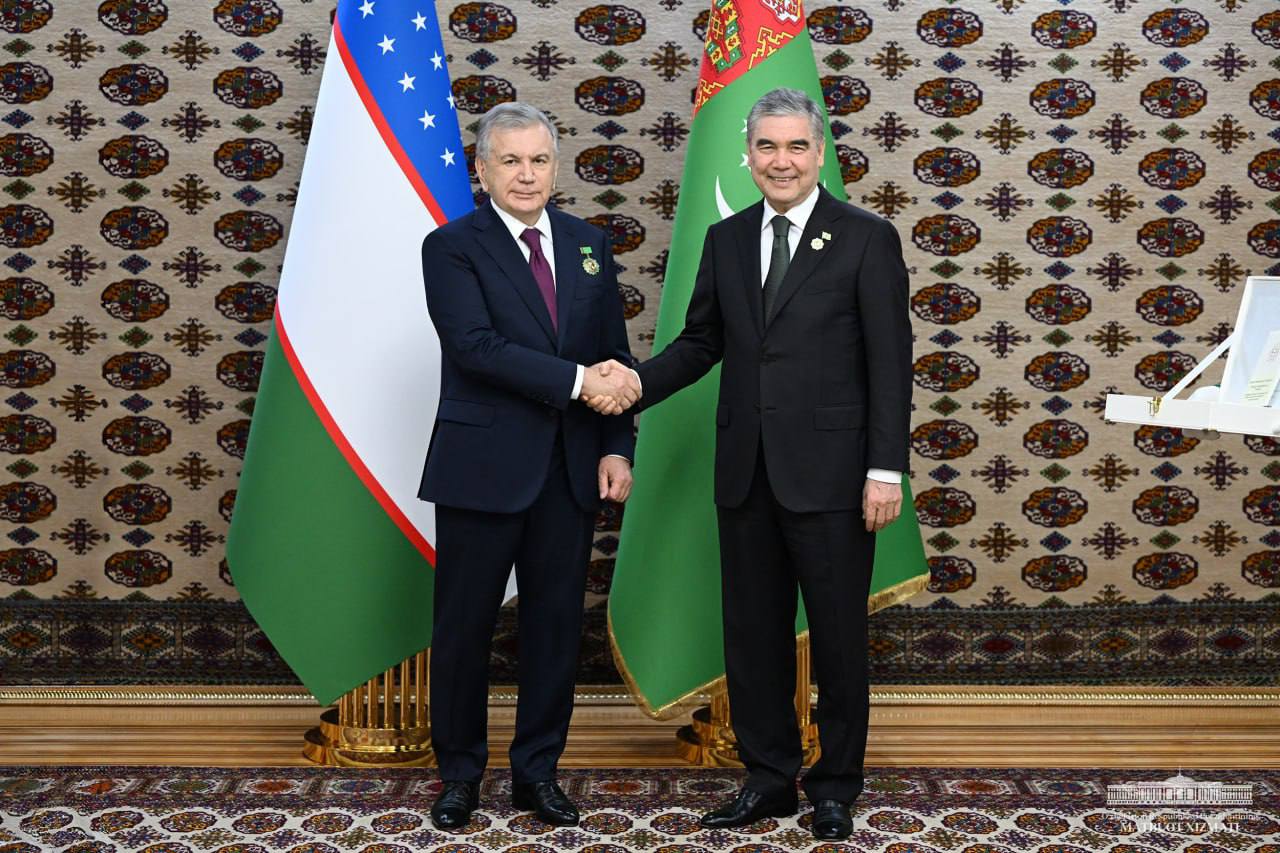 Mirziyoyev Ashxobodda medal bilan taqdirlandi