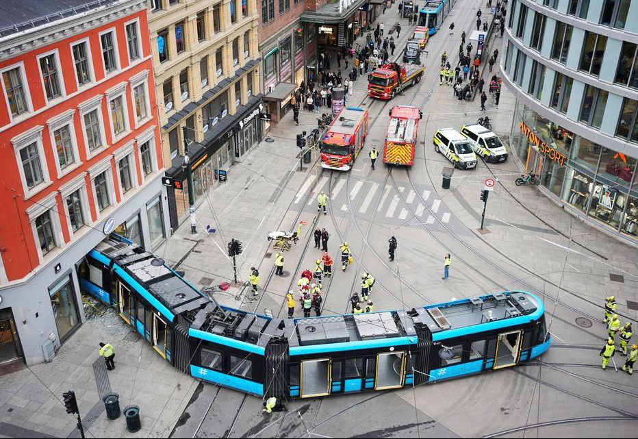 Osloda relsdan chiqib ketgan tramvay do‘konga borib urildi