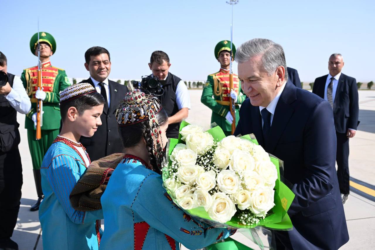 O‘zbekiston prezidenti Turkmanistonga keldi