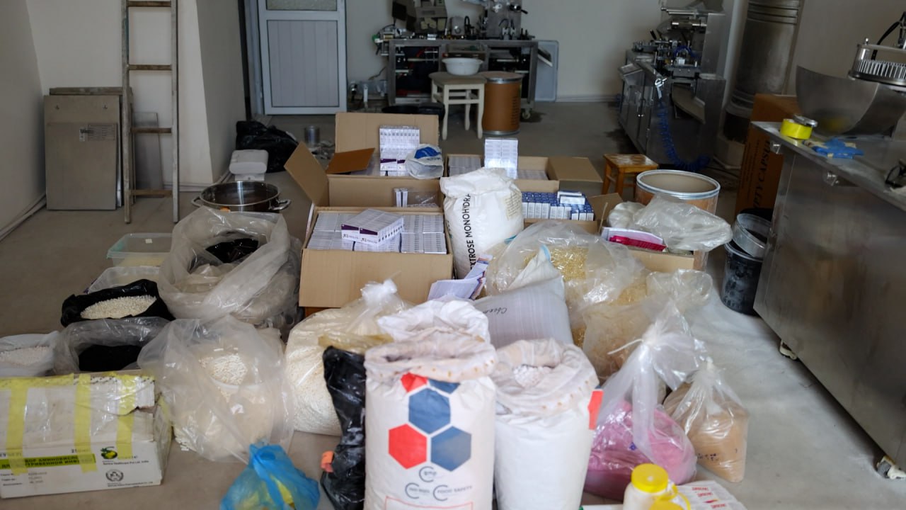 Toshkentda yashirin sexda tayyorlangan qalbaki dorilar aniqlandi