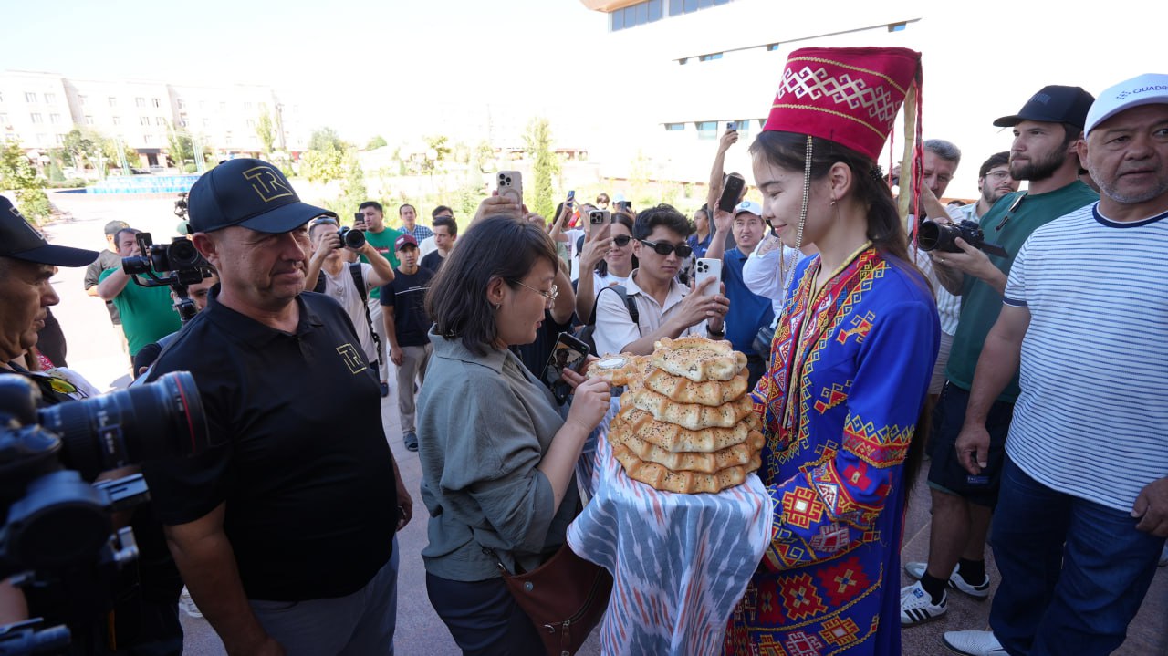 Nukus xalqaro avtosayohat ishtirokchilarini qarshi oldi