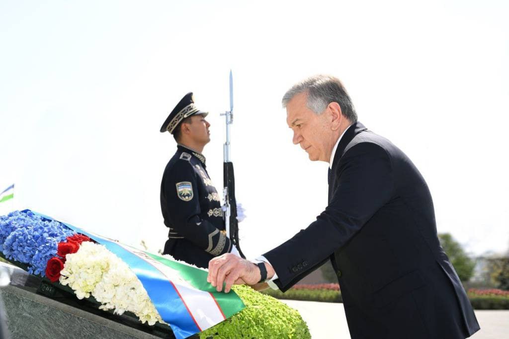 Shavkat Mirziyoyev Mustaqillik monumentiga gulchambar qo‘ydi