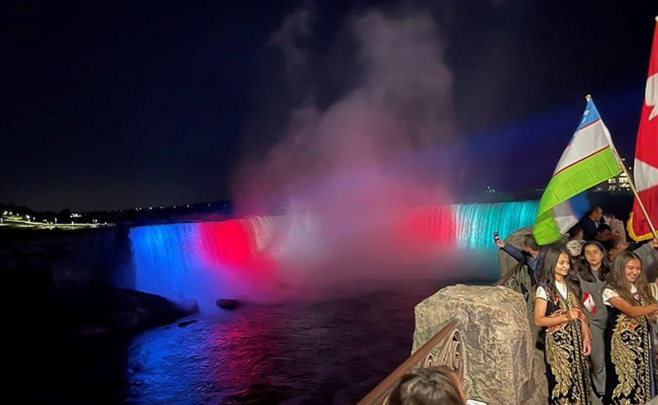 Niagara sharsharasi O‘zbekiston bayrog‘i ranglarida yoritiladi