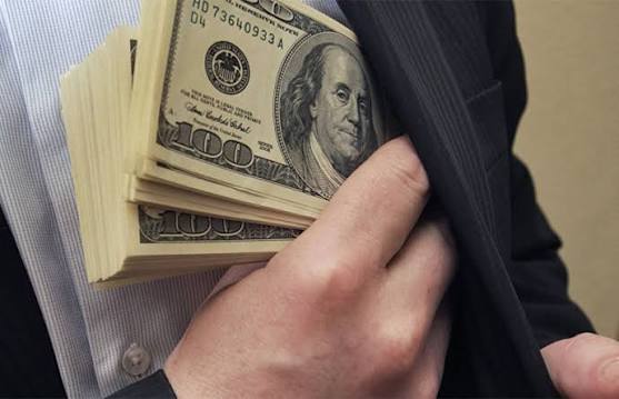 Soxta xodimlar fuqaroni 170 ming dollarga aldadi