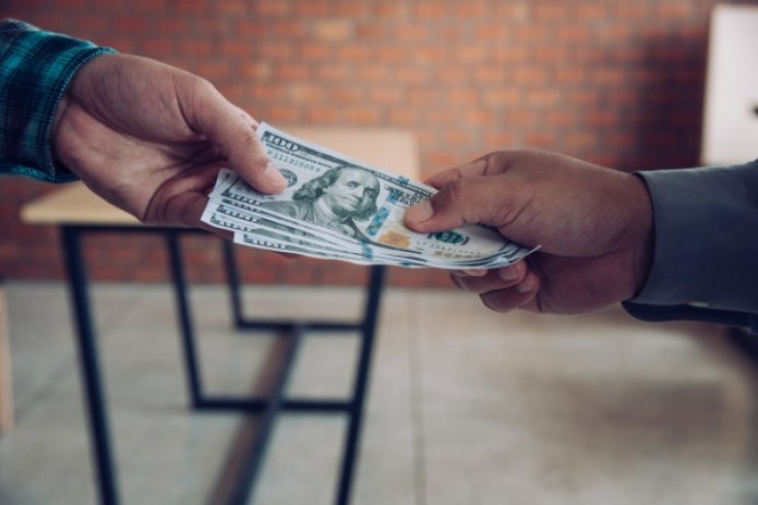 Toshkent viloyatida hokimlik xodimi pora olayotganda ushlandi