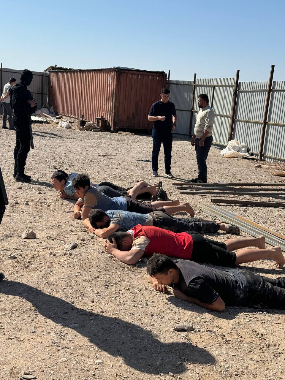 Buxoro va Navoiyda noqonuniy oltin qazigan 37 kishi ushlandi