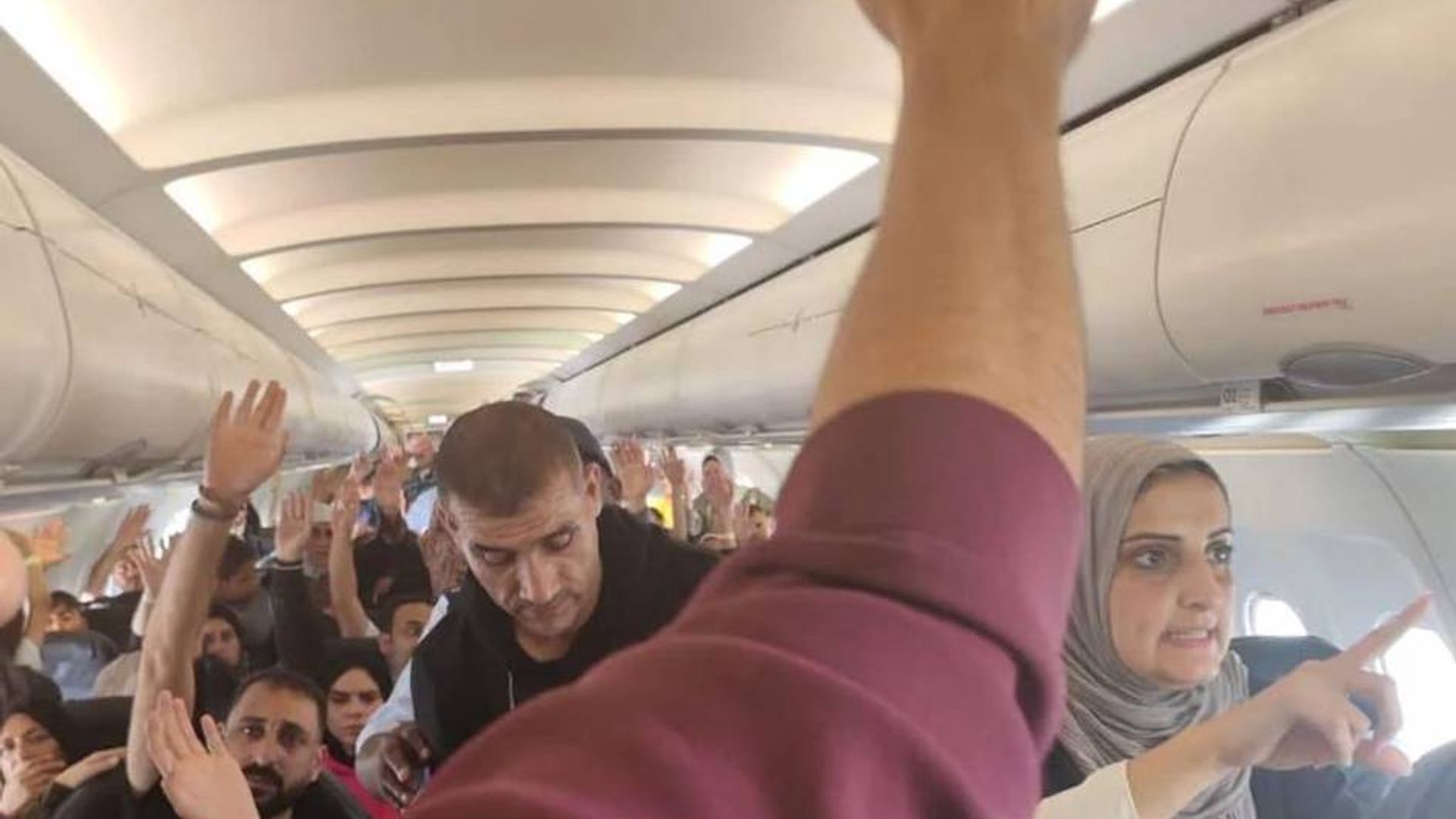 153 nafar falastinlik 12 soat samolyotda ushlab turildi