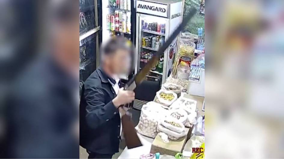 Qamchiqda miltiq ko‘targan erkak do‘konga kirib, sotuvchi ayolni jarohatlagani aniqlandi