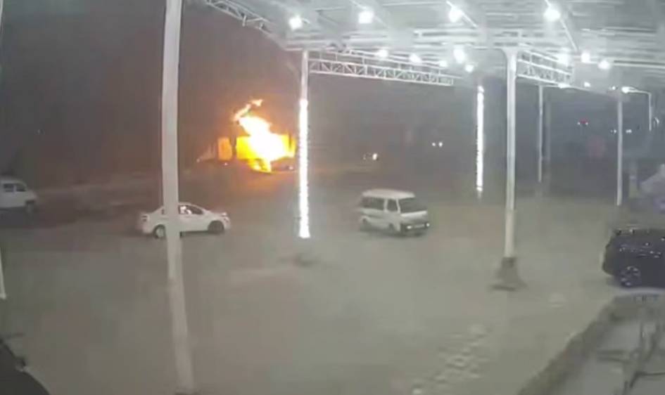 Jizzaxda yuk mashinasiga urilgan Lacetti yonib ketdi, 5 kishi halok bo‘ldi