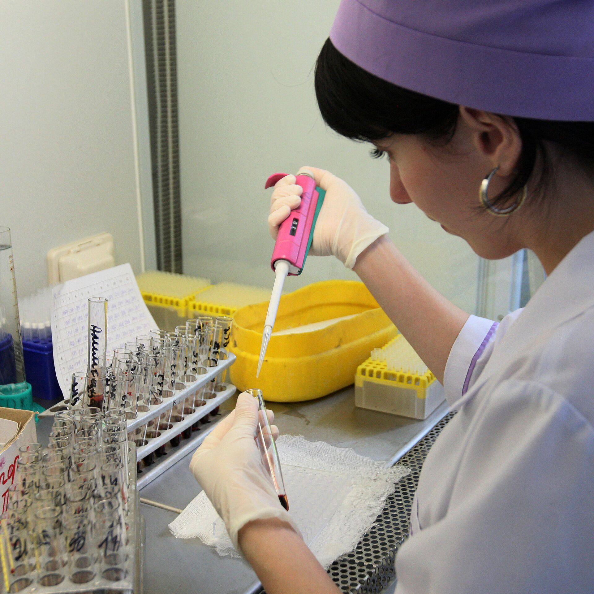 Migrantlar uchun OIV testlari majburiy emas — OITS markazi: tekshiruv ixtiyoriy va bepul