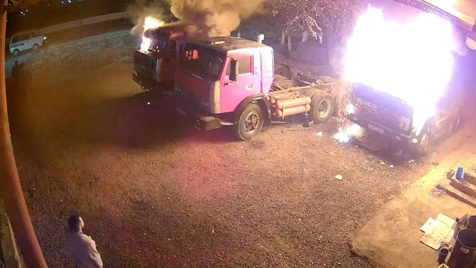 Samarqandda bir nechta yuk mashinasi qasddan yoqildi